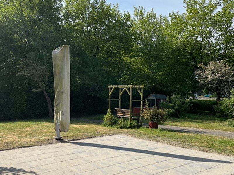 Gelegde terrastegels naast een grasveld