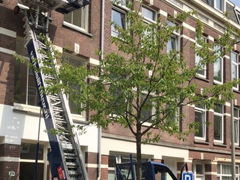 Ladderlift tegen de gevel van een grachtenpand